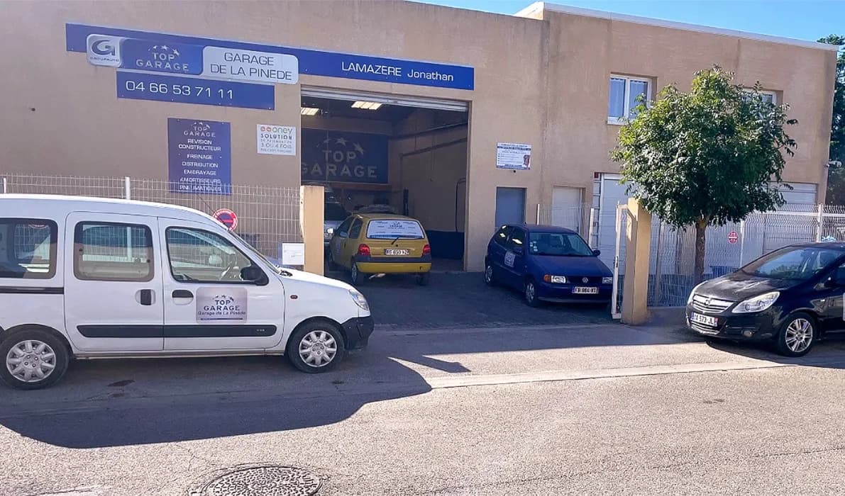 Devanture du Garage de la Pinède à Aigues-Mortes